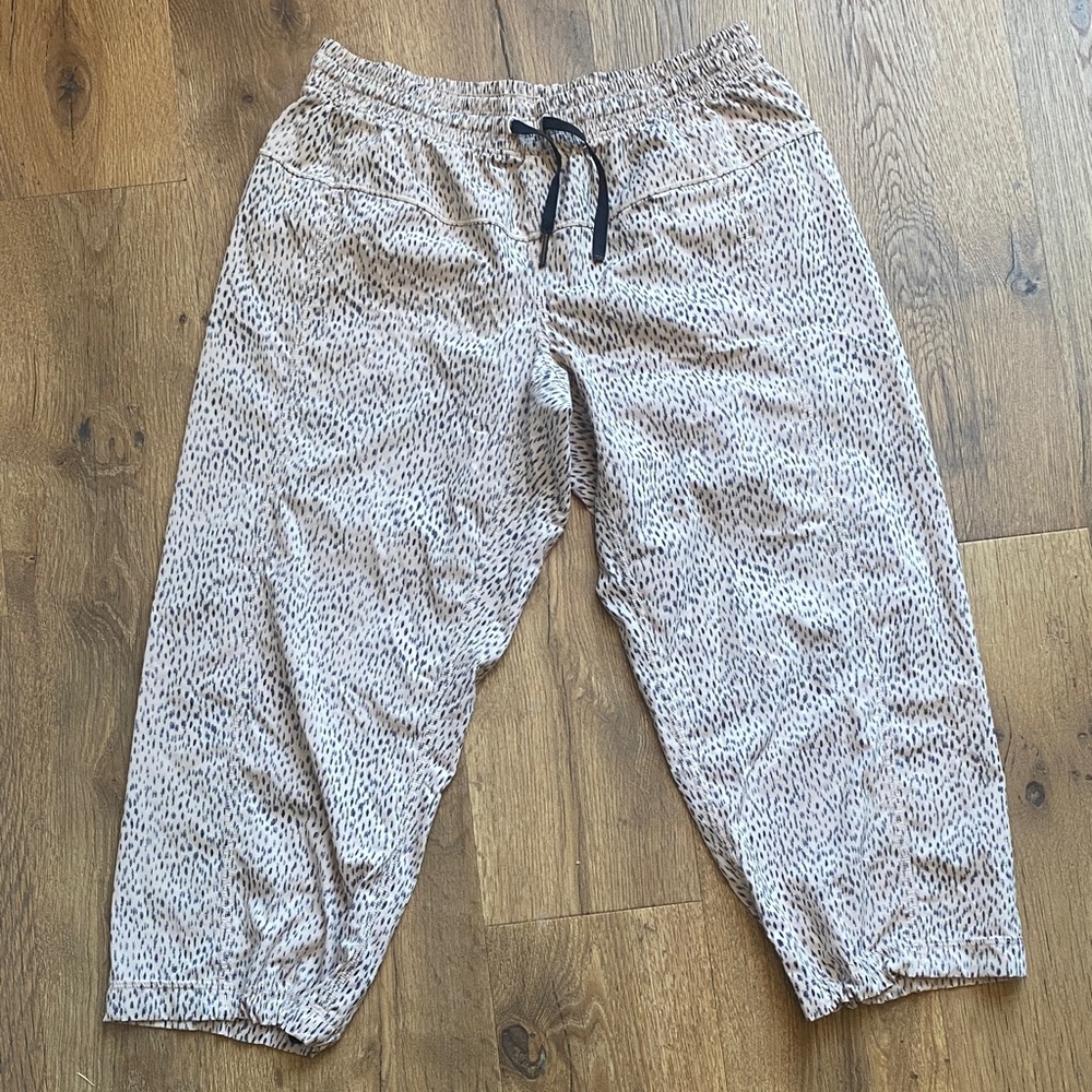 Lululemon cropped joggers